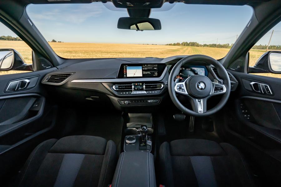 Торпедо BMW M135i xDrive (F40) 2019 года  (UK) (фото 8 из 50)